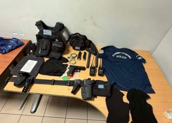 Καφεδάκι με στολή αστυνομικού έπινε ο άνθρωπος που συνελήφθη στο κέντρο της Αθήνας – ΦΩΤΟ