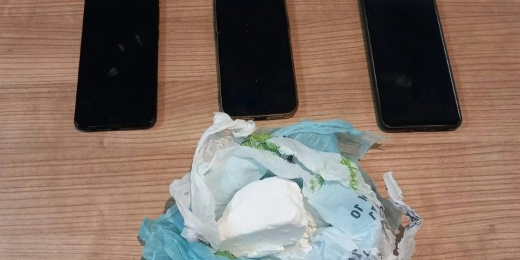 Ιωάννινα: Χειροπέδες σε 3 άνδρες που «έσπρωχναν» κοκαΐνη έξω από σχολεία – ΦΩΤΟ