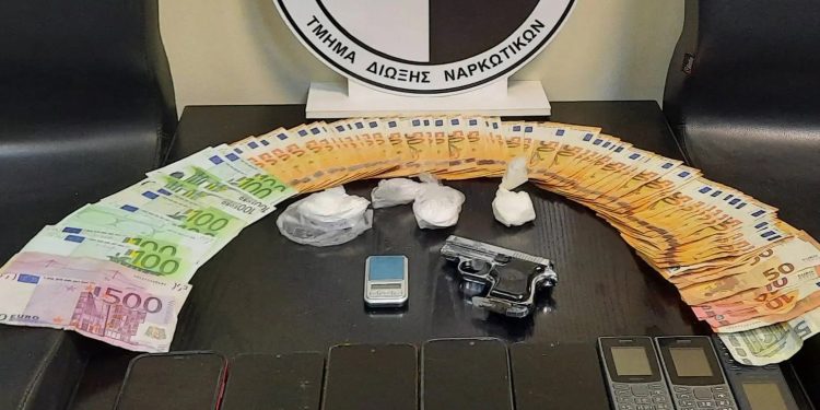 Ηράκλειο: Χειροπέδες σε 33χρονο που διακινούσε κοκαΐνη – Συνελήφθησαν και 3 πελάτες του – ΦΩΤΟ
