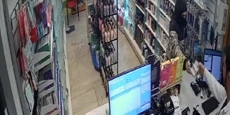 ΒΙΝΤΕΟ ΝΤΟΚΟΥΜΕΝΤΑ από το μπαράζ ληστειών στα νότια προάστια – Καρέ καρέ οι κινήσεις των ληστών με το κατσαβίδι και το όπλο