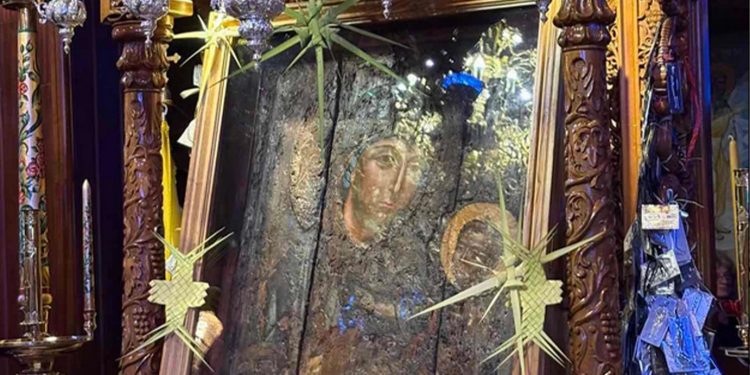 Η αγκαλιά στον διαπραγματευτή από την «γυναίκα στο μπαλκόνι» – ΦΩΤΟ