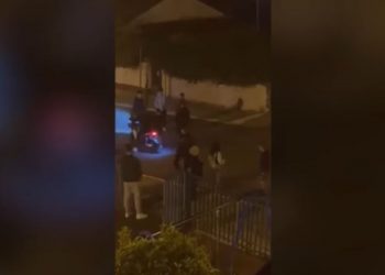 Πόρος: Ανήλικοι πέταξαν βεγγαλικό στα πόδια 85χρονης – Συνελήφθη 15χρονος – ΒΙΝΤΕΟ NTOKOYMENTO