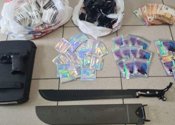 Θεσσαλονίκη: Η έφοδος της ΕΛΑΣ σε μίνι μάρκετ για συνθετική κάνναβη και η… μάχαιρα – ΦΩΤΟ