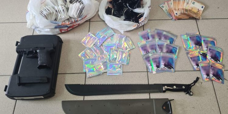 Θεσσαλονίκη: Η έφοδος της ΕΛΑΣ σε μίνι μάρκετ για συνθετική κάνναβη και η… μάχαιρα – ΦΩΤΟ