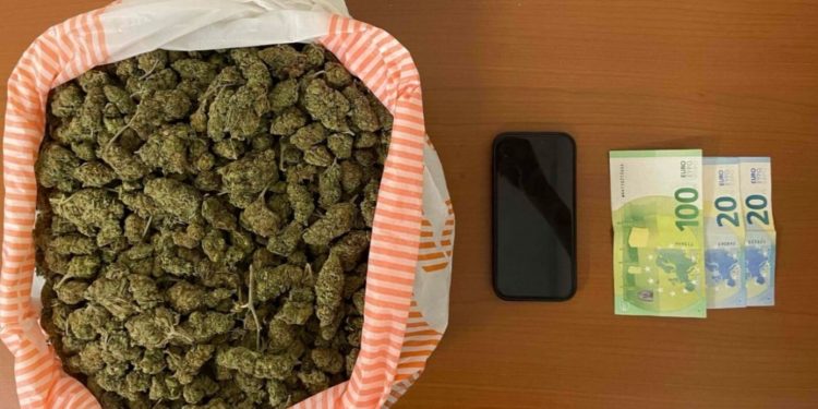 Διακινούσε «ναρκοδέματα» μέσω… ταχυδρομείου – Χτύπησε τους αστυνομικούς που τον συνέλαβαν – ΦΩΤΟ