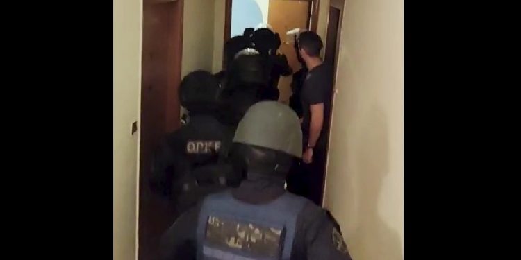 ΒΙΝΤΕΟ ΝΤΟΚΟΥΜΕΝΤΟ ΤΗΣ ΕΛΑΣ: Η στιγμή της εφόδου σε σπίτι όπου βρέθηκαν δεκάδες πλαστά διαβατήρια