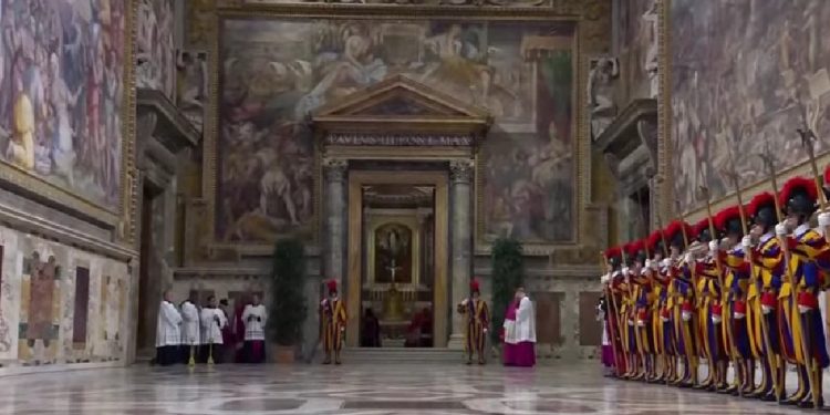 Δείτε LIVE από το Βατικανό: Καρέ καρέ η συνεδρίαση του Κονκλάβιου για την εκλογή νέου Πάπα