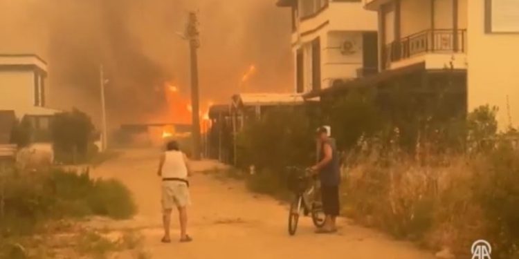 H Σμύρνη φλέγεται: Μάχη για 2η μέρα δίνουν οι πυροσβέστες στην Τουρκία – ΒΙΝΤΕΟ