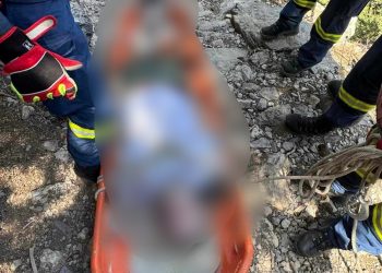 Χανιά: Κατέρρευσε Γερμανός τουρίστας προσπαθώντας να διασχίσει το φαράγγι της Σαμαριάς – ΦΩΤΟ