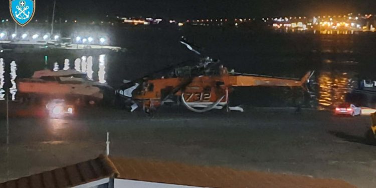 Ελευσίνα: Με επιτυχία ολοκληρώθηκε η επιχείρηση ανέλκυσης του πυροσβεστικού αεροσκάφους – ΦΩΤΟ