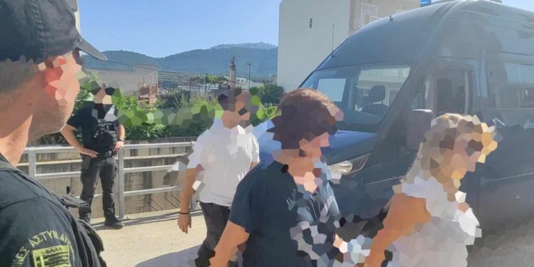 Στον εισαγγελέα οι 14 τελωνειακοί που συνελήφθησαν από τους «Αδιάφθορους» στον μεθοριακό σταθμό Μαυροματίου – ΦΩΤΟ