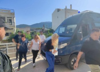 Στον εισαγγελέα οι 14 τελωνειακοί που συνελήφθησαν από τους «Αδιάφθορους» στον μεθοριακό σταθμό Μαυροματίου – ΦΩΤΟ