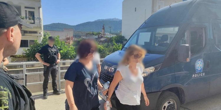 Στον εισαγγελέα οι 14 τελωνειακοί που συνελήφθησαν από τους «Αδιάφθορους» στον μεθοριακό σταθμό Μαυροματίου – ΦΩΤΟ