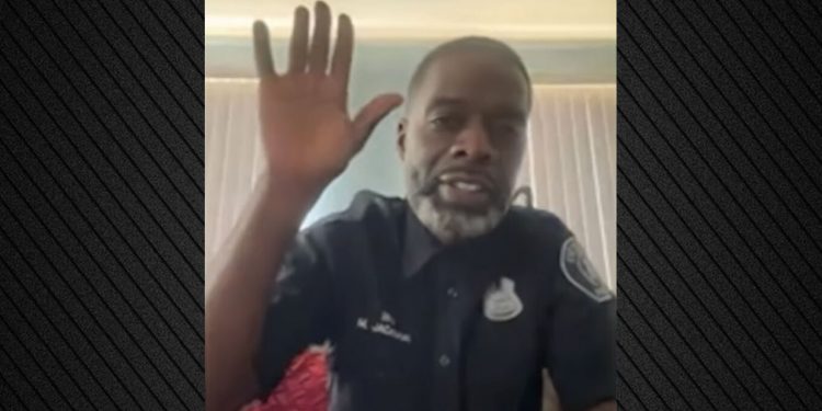 Αστυνομικός εμφανίστηκε με… το μποξεράκι του σε δίκη μέσω Zoom – ΒΙΝΤΕΟ