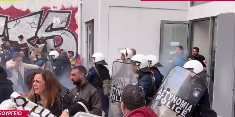 Επεισόδια σε συγκέντρωση διαμαρτυρίας εκπαιδευτικών – Καταγγέλλουν αναίτια επίθεση των ΜΑΤ – ΒΙΝΤΕΟ – ΦΩΤΟ