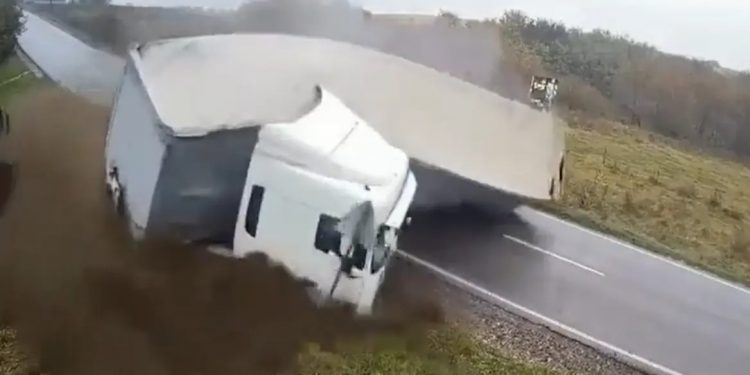 Σοκάρει το θανατηφόρο τροχαίο δυστύχημα στη Ρουμανία – Φορτηγό δίπλωσε και συνέθλιψε αυτοκίνητο – ΒΙΝΤΕΟ – ΦΩΤΟ