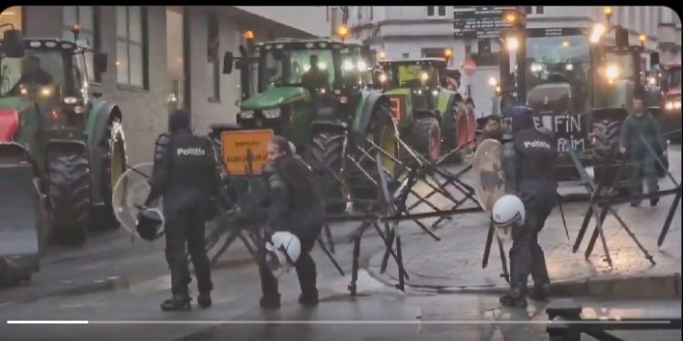 Πεδίο μάχης οι Βρυξέλλες: Οι Ευρωπαίοι αγρότες συγκρούστηκαν με τις αστυνομικές δυνάμεις μπροστά στο Ευρωπαϊκό Κοινοβούλιο – ΒΙΝΤΕΟ – ΦΩΤΟ