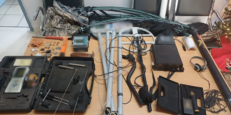 Καρπενήσι: Πιάστηκαν επίδοξοι αρχαιοκάπηλοι – Έψαχναν λίρες και χαμένους θησαυρούς – ΦΩΤΟ