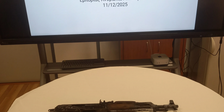 Αθήνα: Με καλάσνικοφ στις αποσκευές του ταξίδευε 20χρονος – ΦΩΤΟ