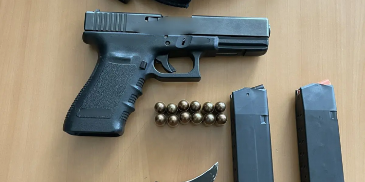 Πετράλωνα: Πιάστηκε 44χρονος με πιστόλι – Είχε παραποιήσει και χαμένα χαρτιά αστυνομικού – ΦΩΤΟ