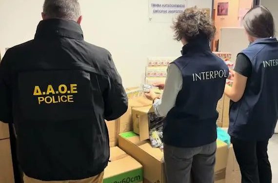 Πώς δρούσε το κύκλωμα των Πακιστανών που στρατολογούσε ανήλικους για να πουλάνε λαθραία τσιγάρα – ΒΙΝΤΕΟ – ΦΩΤΟ