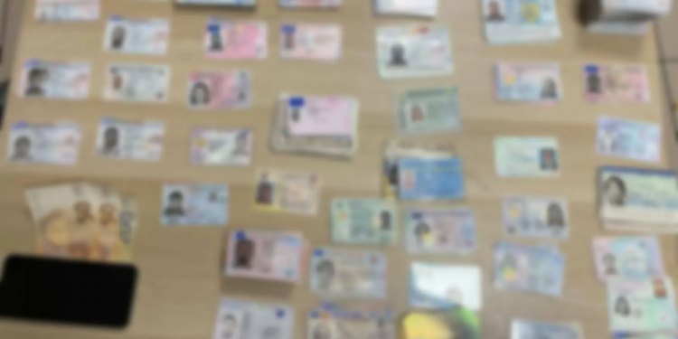 Ομόνοια: Αποθήκη με εκατοντάδες κλεμμένα διαβατήρια και ταυτότητες – ΦΩΤΟ