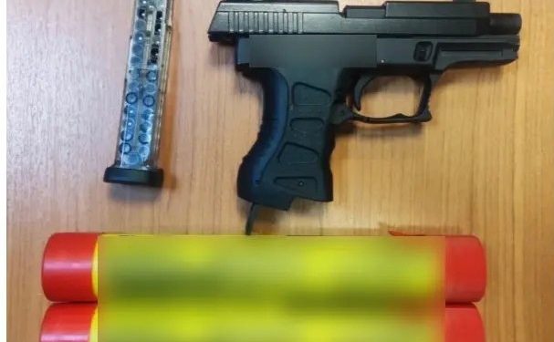 Θεσσαλονίκη: Συνελήφθη 47χρονος οργανωμένος οπαδός ομάδας με αεροβόλο πιστόλι και φωτοβολίδες – ΦΩΤΟ