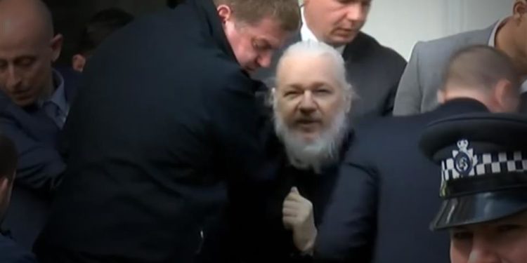 Η σουηδική εισαγγελία ζήτησε να τεθεί υπό κράτηση ο Τζούλιαν Ασάνζ για την υπόθεση βιασμού