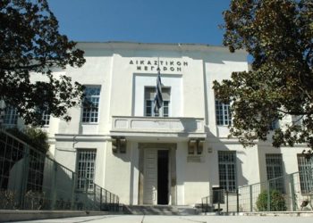 Κατήγγειλε το αφεντικό της στο ΙΚΑ και εκείνος την άρπαξε από το λαιμό