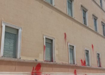 Επίθεση με μπογιές και καπνογόνα στη Βουλή – Ο Ρουβίκωνας ανέλαβε την ευθύνη