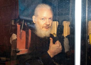 Ο εισαγγελέας ζήτησε την έκδοση εντάλματος σύλληψης εις βάρος του Τζούλιαν Ασάνζ για τις κατηγορίες για βιασμό που τον βαραίνουν