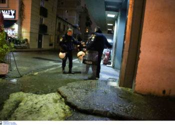 Καταδρομική επίθεση με μολότοφ και γκαζάκια στο Α.Τ. Καισαριανής – Τραυματίστηκε ένας αστυνομικός