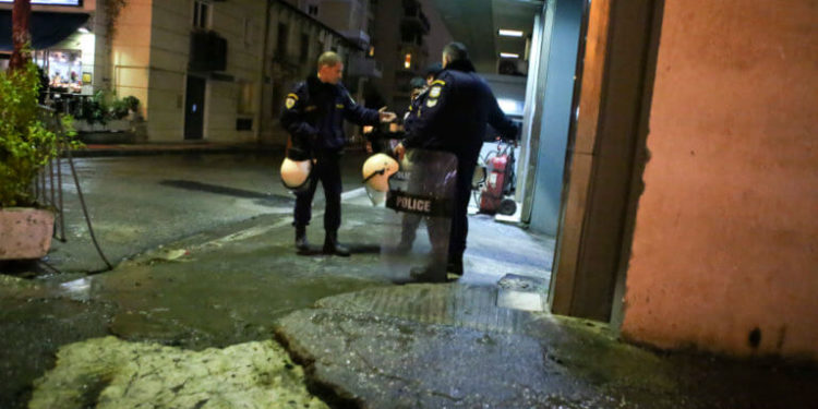 Καταδρομική επίθεση με μολότοφ και γκαζάκια στο Α.Τ. Καισαριανής – Τραυματίστηκε ένας αστυνομικός