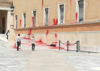 Ελεύθερος το μέλος του Ρουβίκωνα για την επίθεση στη Βουλή