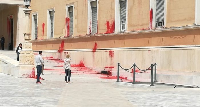 Ελεύθερος το μέλος του Ρουβίκωνα για την επίθεση στη Βουλή