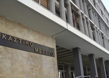 Σύλληψη 4 ατόμων που πέταξαν τρικάκια υπέρ του Δ. Κουφοντίνα στο δικαστικό μέγαρο της Θεσσαλονίκης