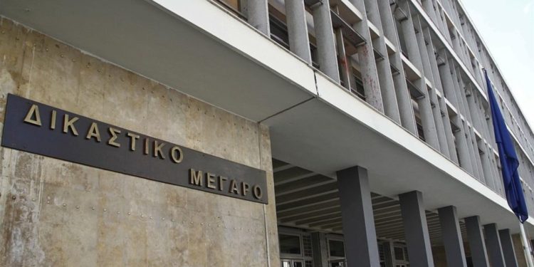 Σύλληψη 4 ατόμων που πέταξαν τρικάκια υπέρ του Δ. Κουφοντίνα στο δικαστικό μέγαρο της Θεσσαλονίκης
