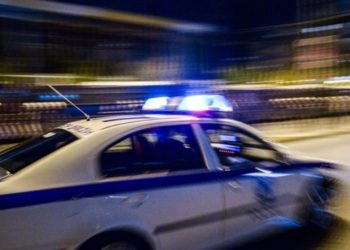 Εισβολή ληστών με αυτοκίνητο σε κοσμηματοπωλείο στο Κορωπί