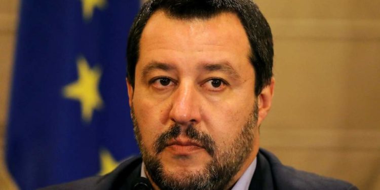 Independent: 5.500 ευρώ πρόστιμο σε όποιον διασώζει μετανάστη λέει ο Σαλβίνι