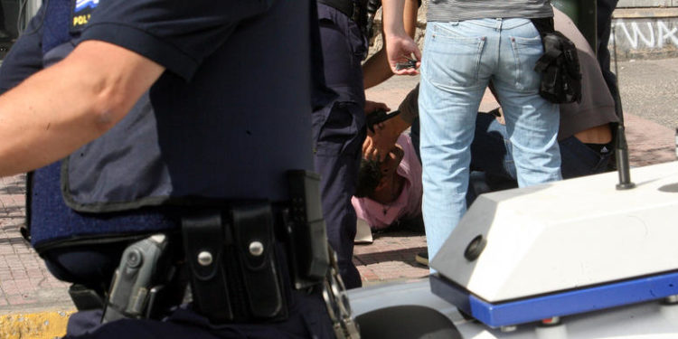 Περιπετειώδης σύλληψη 57χρονου που μετέφερε παράτυπους μετανάστες