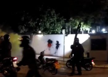Μέλη του Ρουβίκωνα πέταξαν μπογιές στο σπίτι του Αμερικανού πρέσβη (ΒΙΝΤΕΟ)