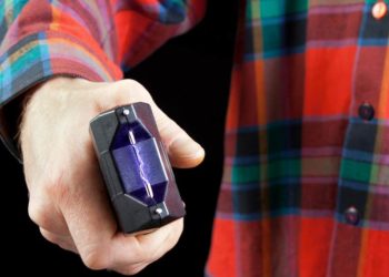 Πατέρας συνελήφθη διότι χρησιμοποιούσε όπλο που προκαλεί ηλεκτροσόκ για να «πειθαρχεί» τα τρία παιδιά του