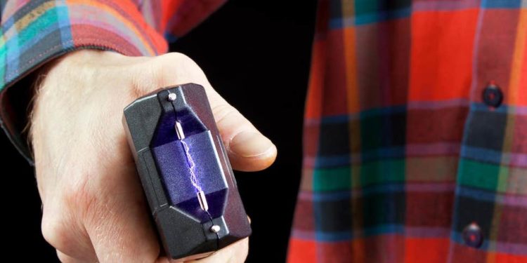 Πατέρας συνελήφθη διότι χρησιμοποιούσε όπλο που προκαλεί ηλεκτροσόκ για να «πειθαρχεί» τα τρία παιδιά του