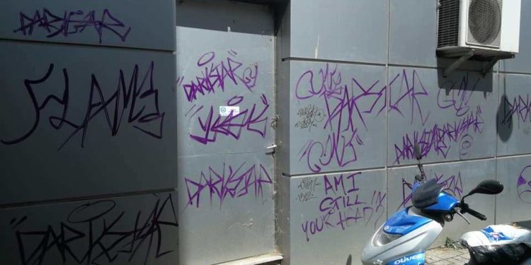 Άγνωστοι έβαψαν με σπρέι προσόψεις σπιτιών, καταστημάτων και σταθμευμένα αυτοκίνητα