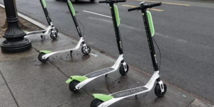 Ηλικιωμένη παρασύρθηκε από ηλεκτρικό πατίνι – Διακομίστηκε σε νοσοκομείο   