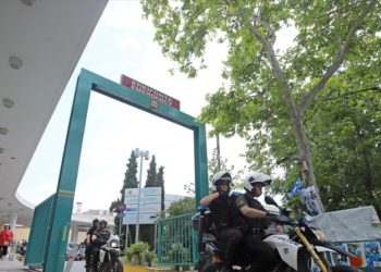 Στην εισαγγελέα ποινικής δίωξης οδηγούνται οι συλληφθέντες για την επεισοδιακή ληστεία στο ΑΧΕΠΑ