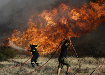 Σε εξέλιξη η πυρκαγιά στο Λαύριο – Περιπολίες σε όλη την Ελλάδα λόγω αυξημένου κινδύνου πυρκαγιάς