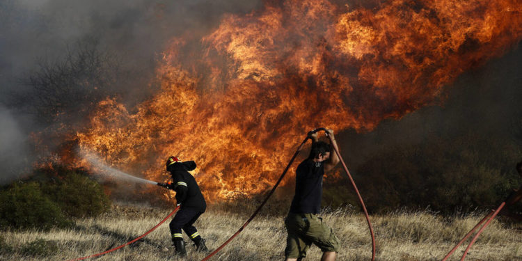 Σε εξέλιξη η πυρκαγιά στο Λαύριο – Περιπολίες σε όλη την Ελλάδα λόγω αυξημένου κινδύνου πυρκαγιάς