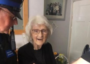 Η αστυνομία του Μάντσεστερ πέρασε χειροπέδες σε 93χρονη γιαγιά και… «έπεσε» το twitter