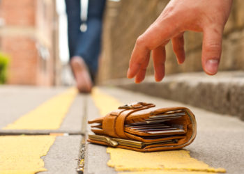 Έρευνα: Όσα περισσότερα χρήματα έχει το χαμένο πορτοφόλι, τόσο πιθανότερο είναι να το επιστρέψει όποιος το βρει – Τι συμβαίνει στην Ελλάδα
